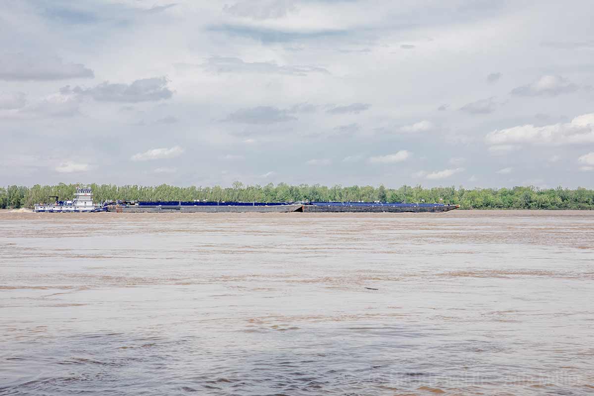 Containerschiff auf dem Mississippi