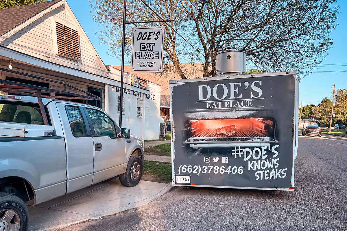 Doe's Eat Place in Greenville