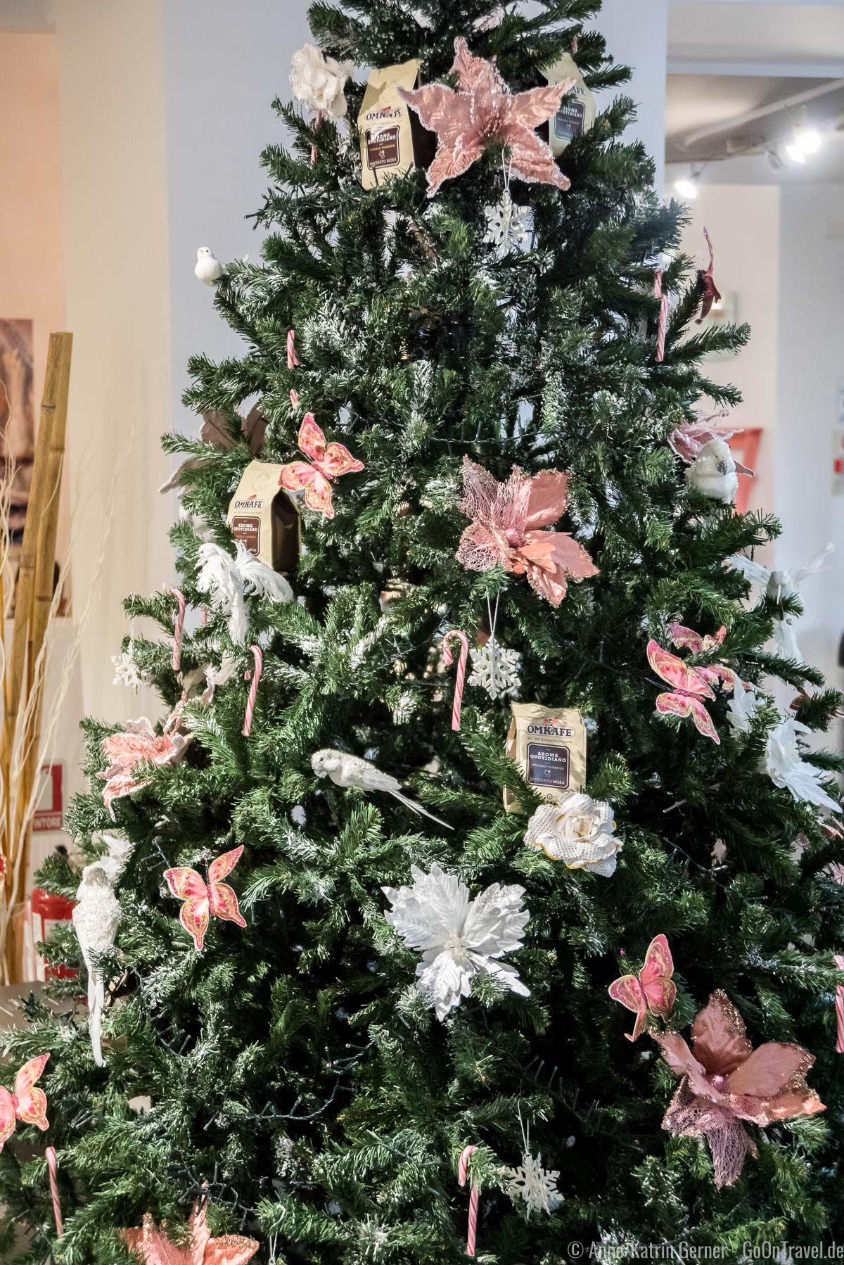 Weihnachtsbaum mit Blumen, Papageien und Kaffeetüten