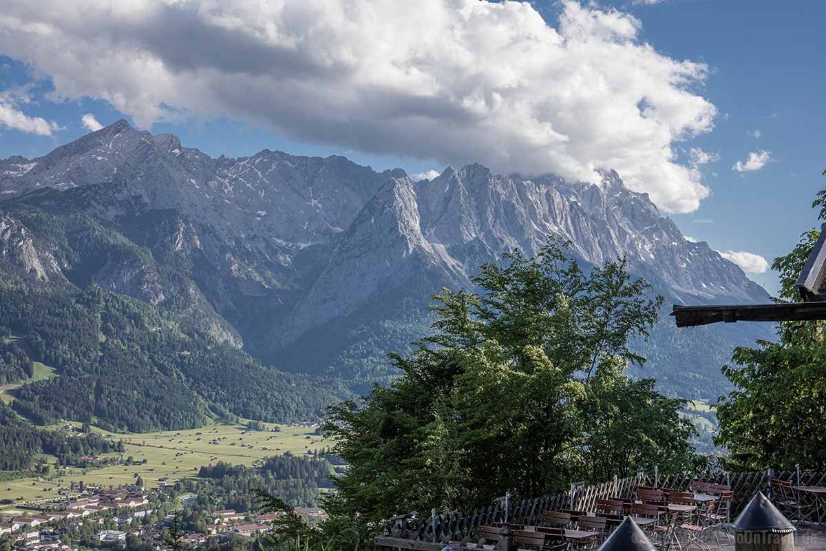 Blick auf Garmisch-Partenkirchen und das Zugspitzmassiv