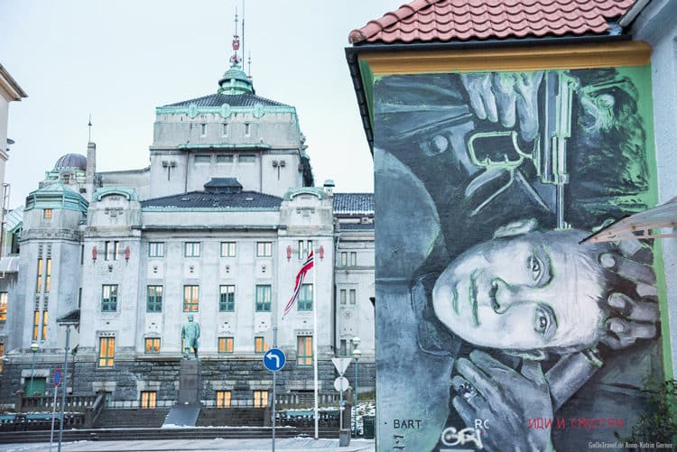 Das National Theater in Bergen mit Streetart in der Sverres gate