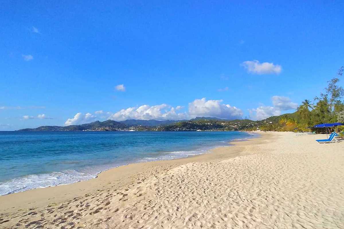 Relaxen am Grand Anse Beach am Tag