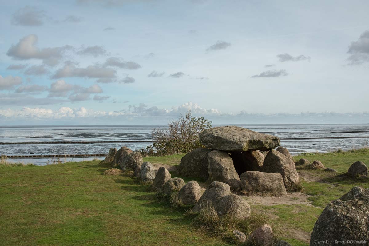 Steinzeitliches Hünenbett am Watt von Keitum