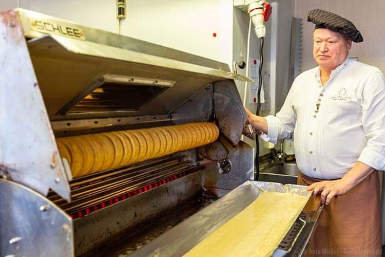 Jede Schicht vom Baumkuchen muss etwa 2-3 Minuten backen.