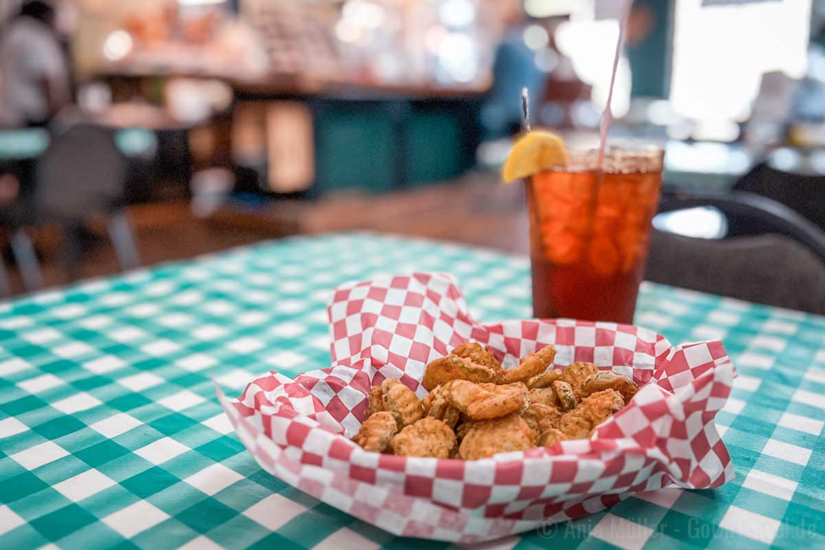 Die berühmten Fried Pickles solltest du unbedingt probieren