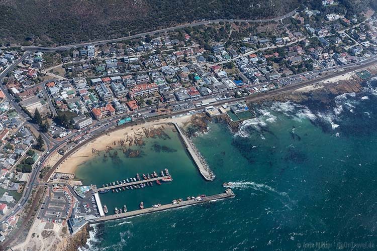 Hubschrauber Rundflug über Kapstadt: Blick von oben auf eine Küstenstadt