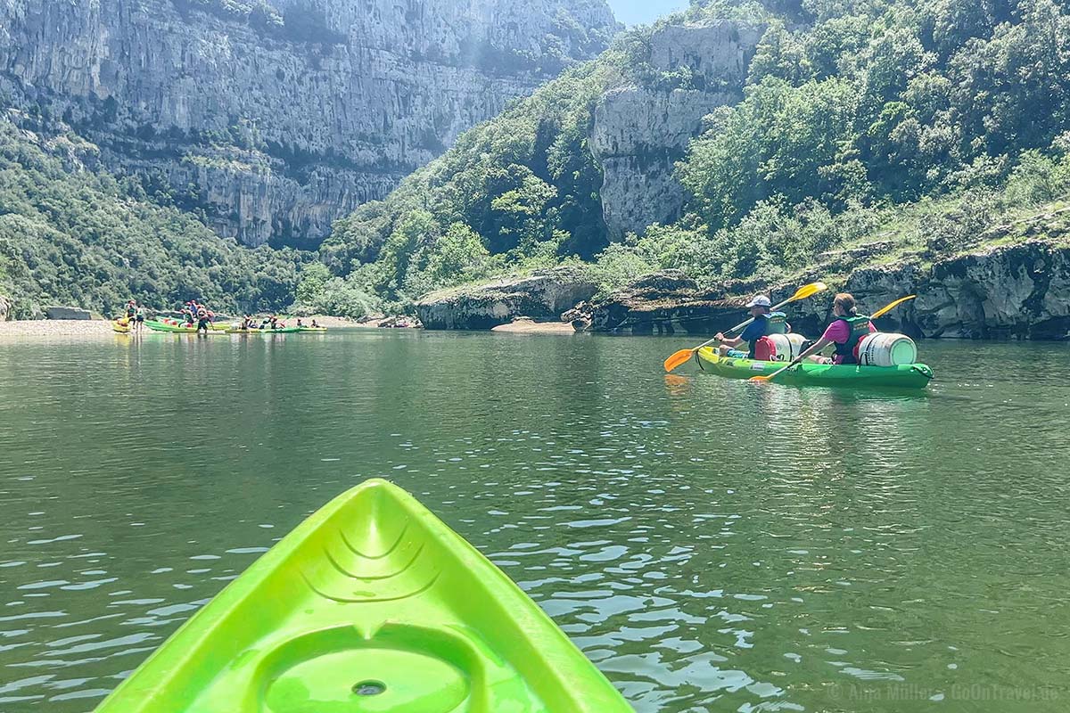 Entlang der Ardèche gibt es viele kleine Strände