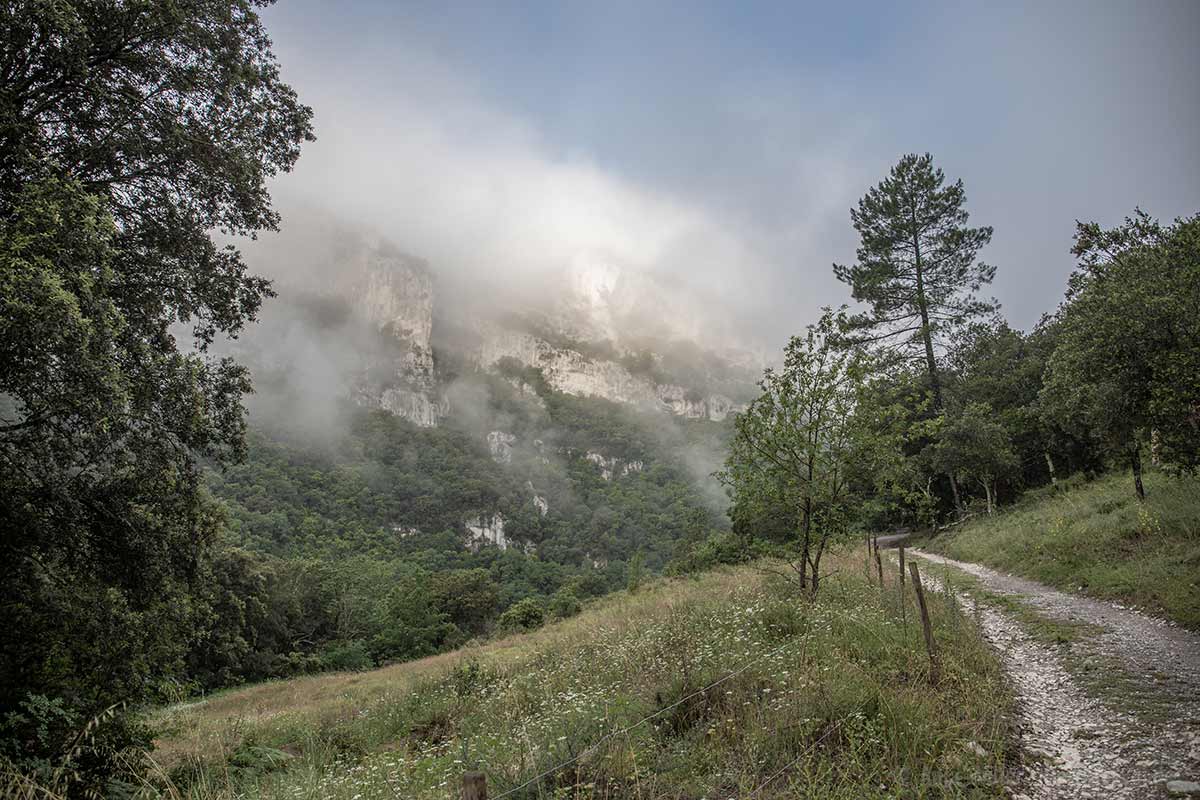 Wolken verhangender Morgen im Bivouac du Gournier