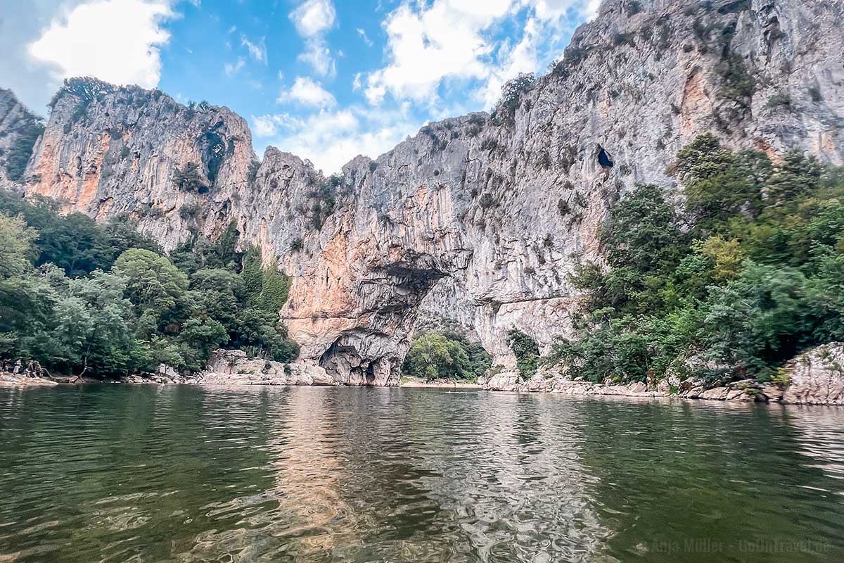 Eines der bekanntesten Sehenswürdigkeiten in der Ardèche: Unter dem Pont d'Arc