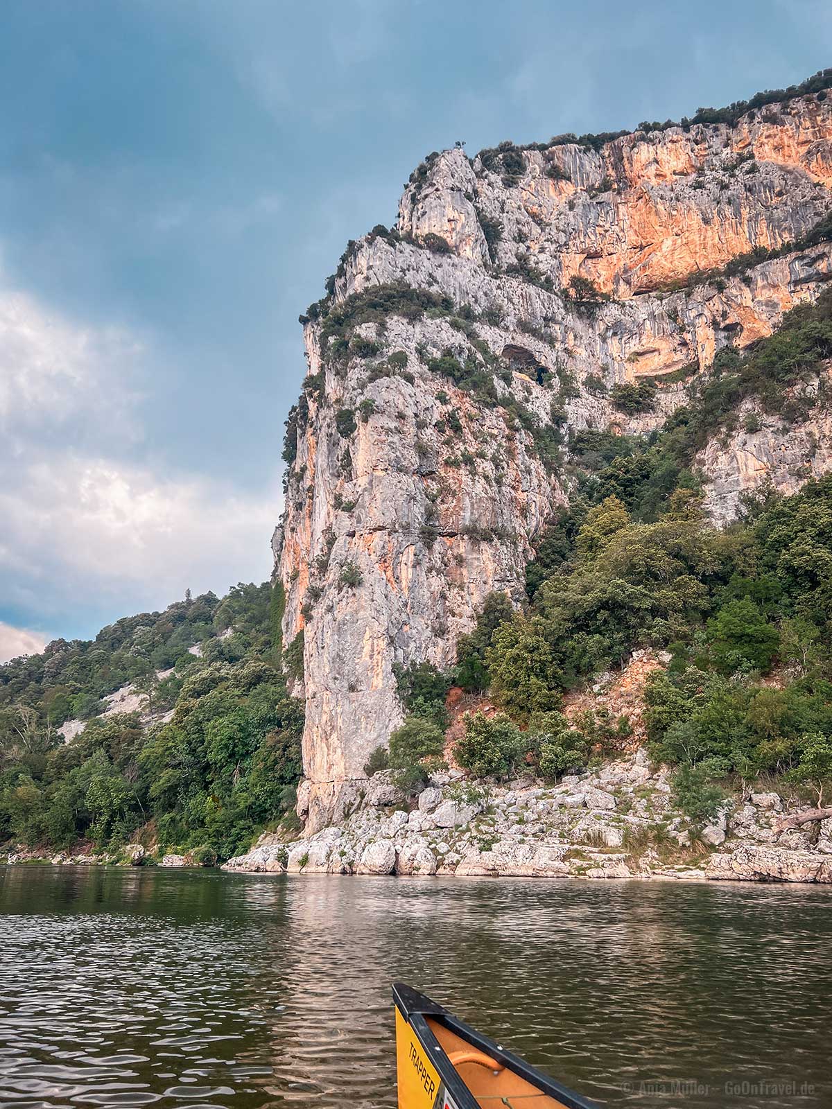 Dunkle Gewitterwolken über der Ardèche Schlucht