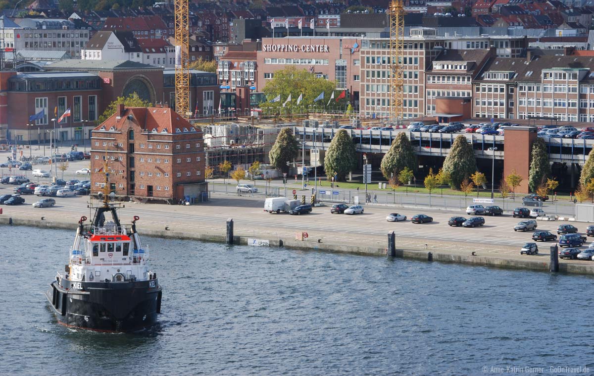 Kieler Hauptbahnhof (links im Bild) und diverse Parkmöglichkeiten am Hafen