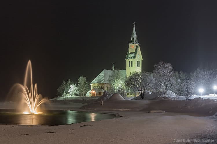 Die Kirche in Arjeplog am Abend erstrahlt in grün.