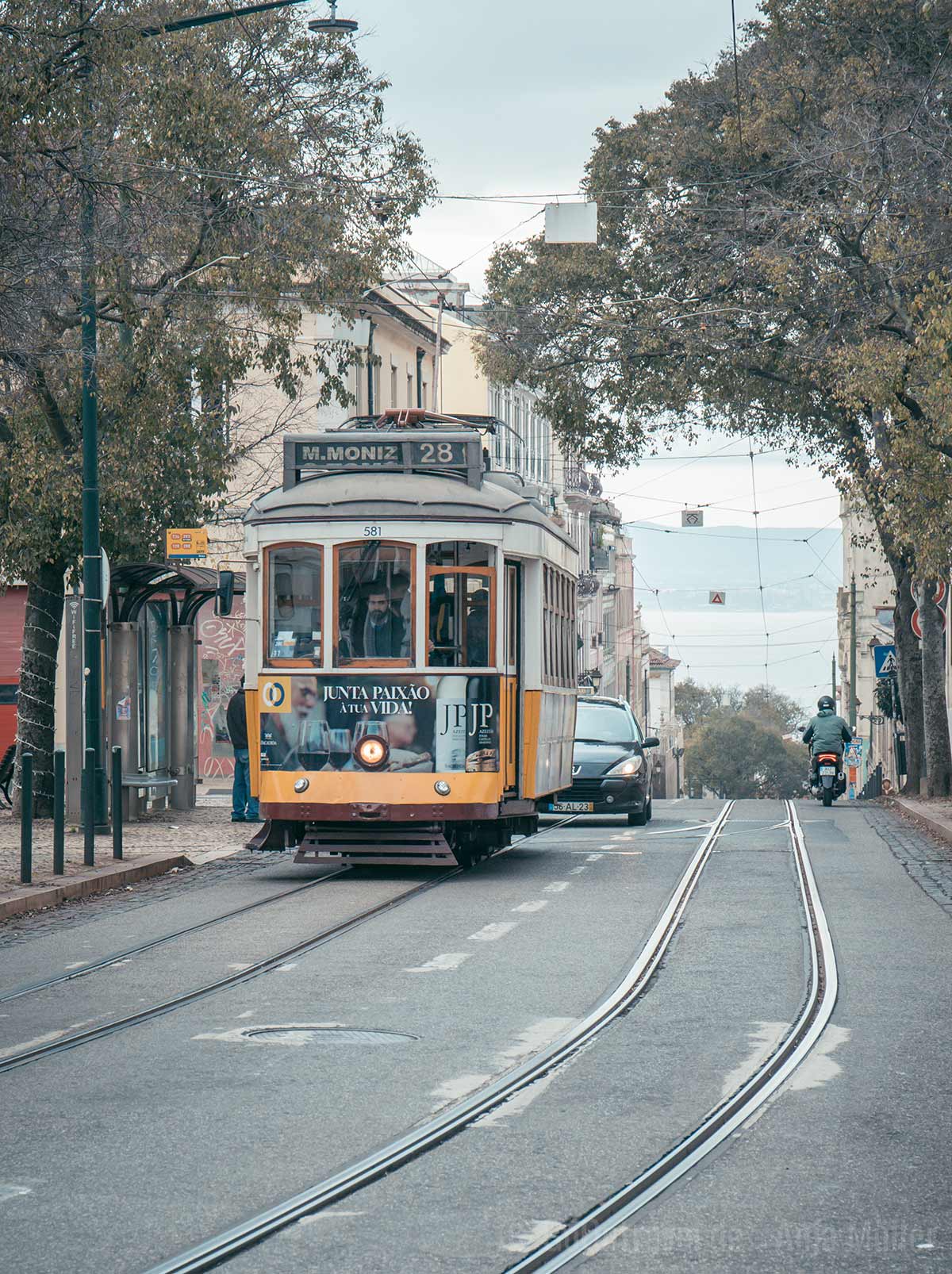 Eine der beliebtesten Lissabon Sehenswürdigeiten: Tram Eléctrico 28