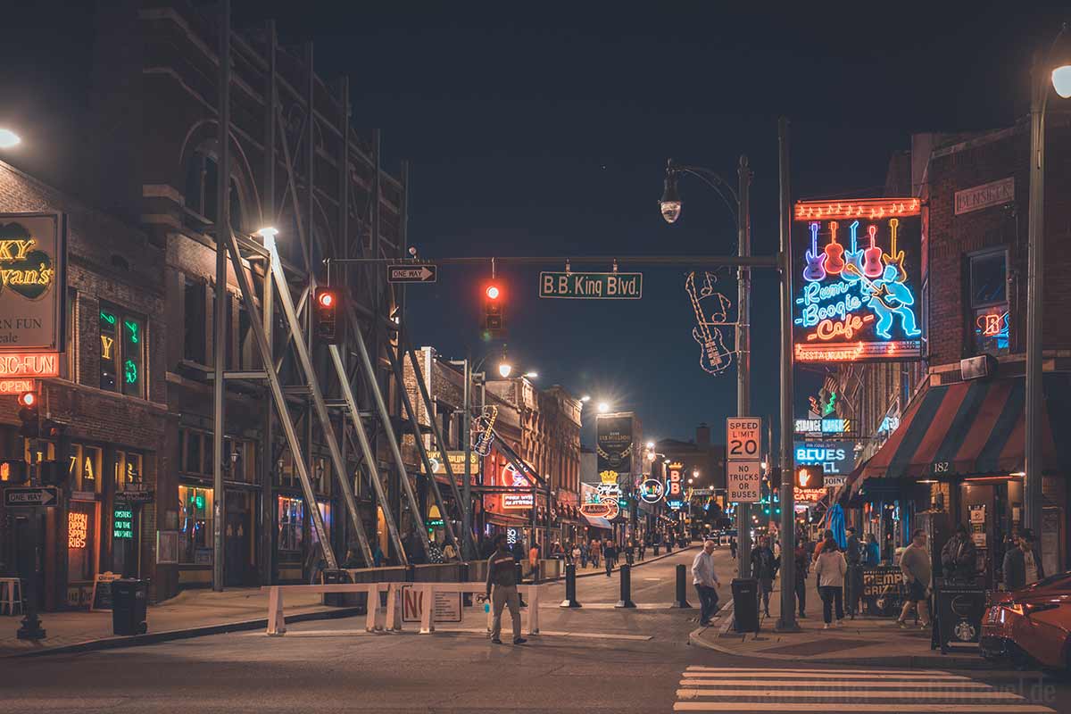 In den vielen Bars entlang der Beale Street kannst du Live Musik hören