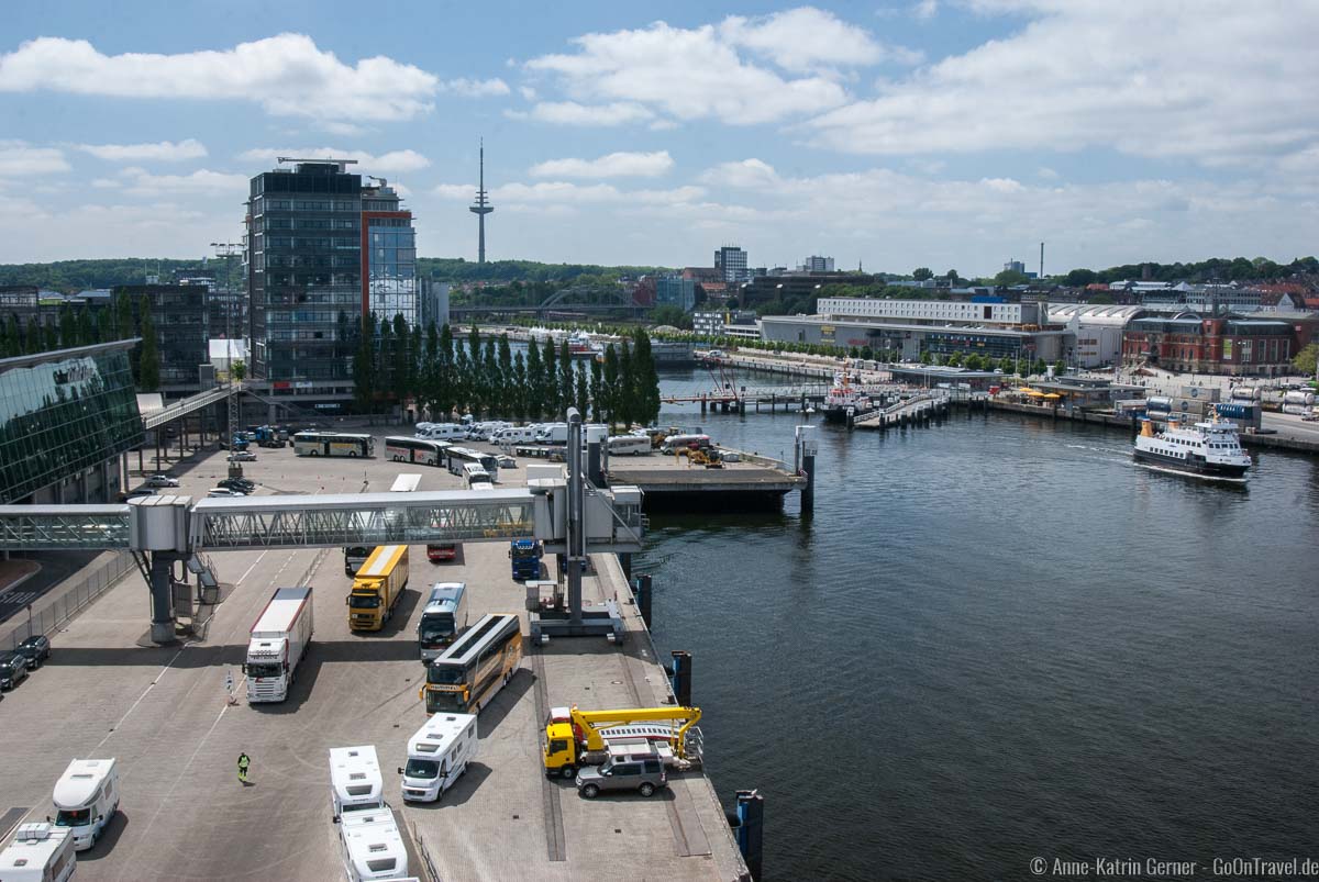 Blick vom Schiff auf das Color Line Terminal und Norwegerkai in Kiel