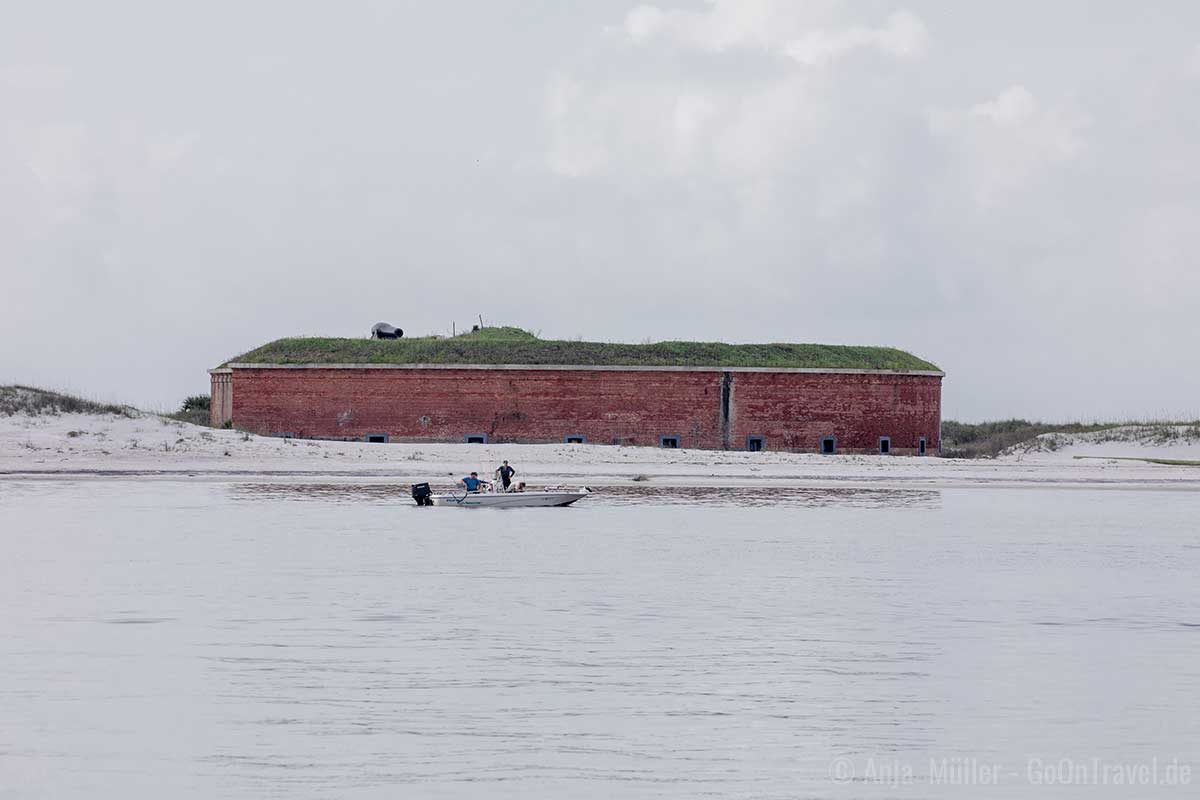 Fort Massachusetts vom Wasser aus