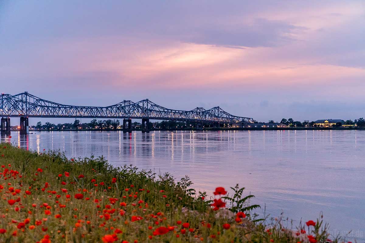 Mississippi River Bridge in Natchez am Abend