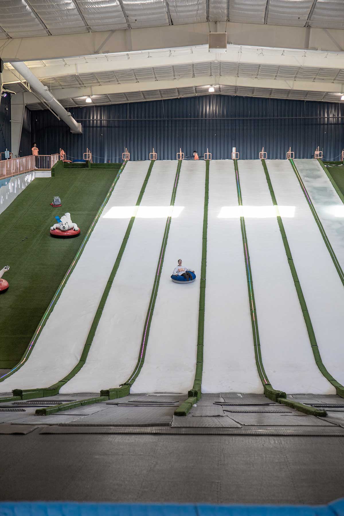 Auf dem Gummi Reifen den Indoor-Hang hinab sausen