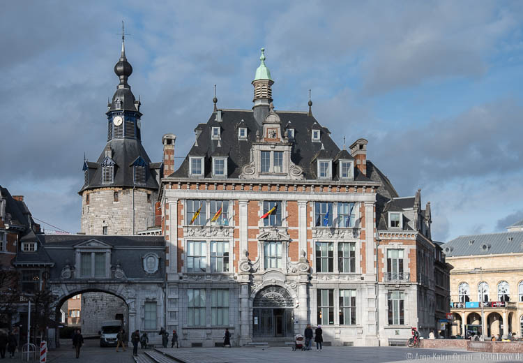 Rathaus mit Glockenturm von Namur