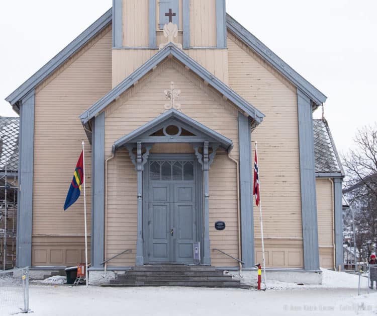 Die Flagge der Sámi (links) weht vor der Kirche in Tromsø.