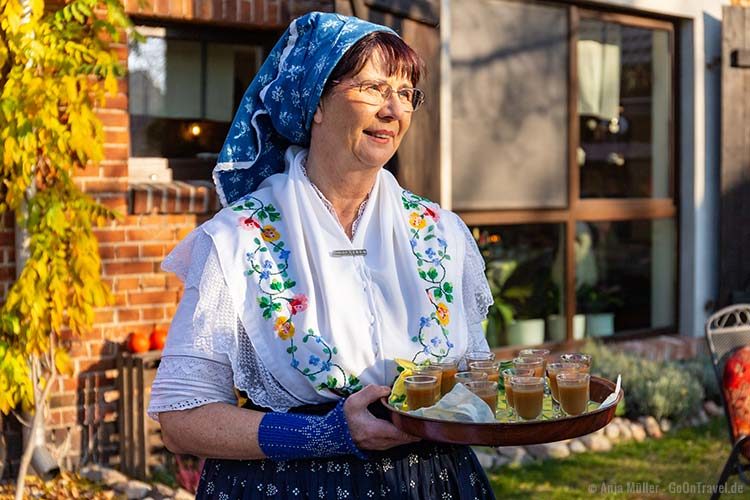 Die Spreewald-Christl begrüßt in Tracht ihre Besucher