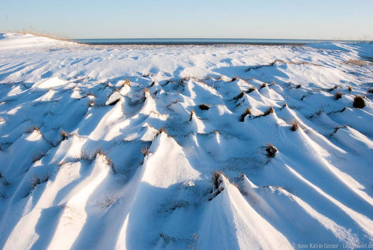 Schneeverwehungen am Wattstrand von Munkmarsch