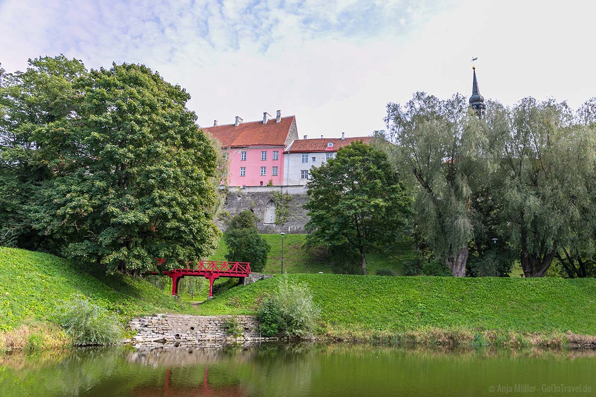 Der Schnelli Park mit Blick auf die Stadtmauer von Tallinn