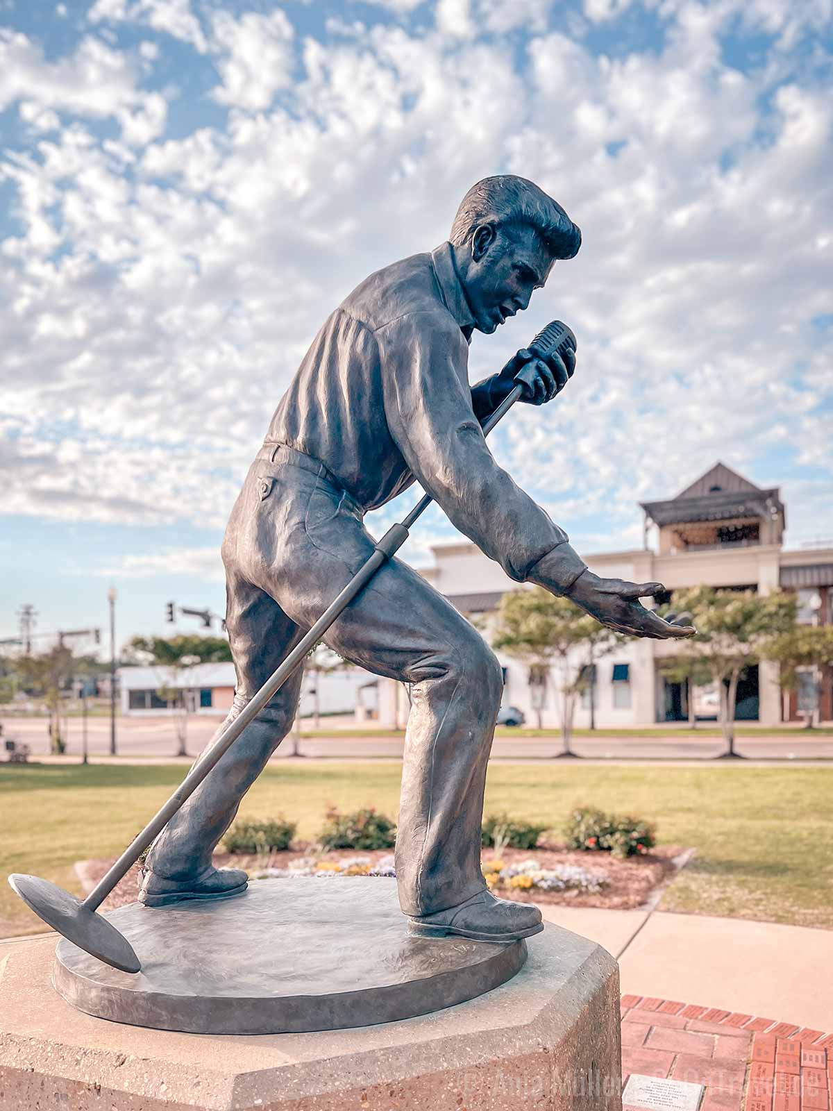 Elvis Presley Statue in Tupleo