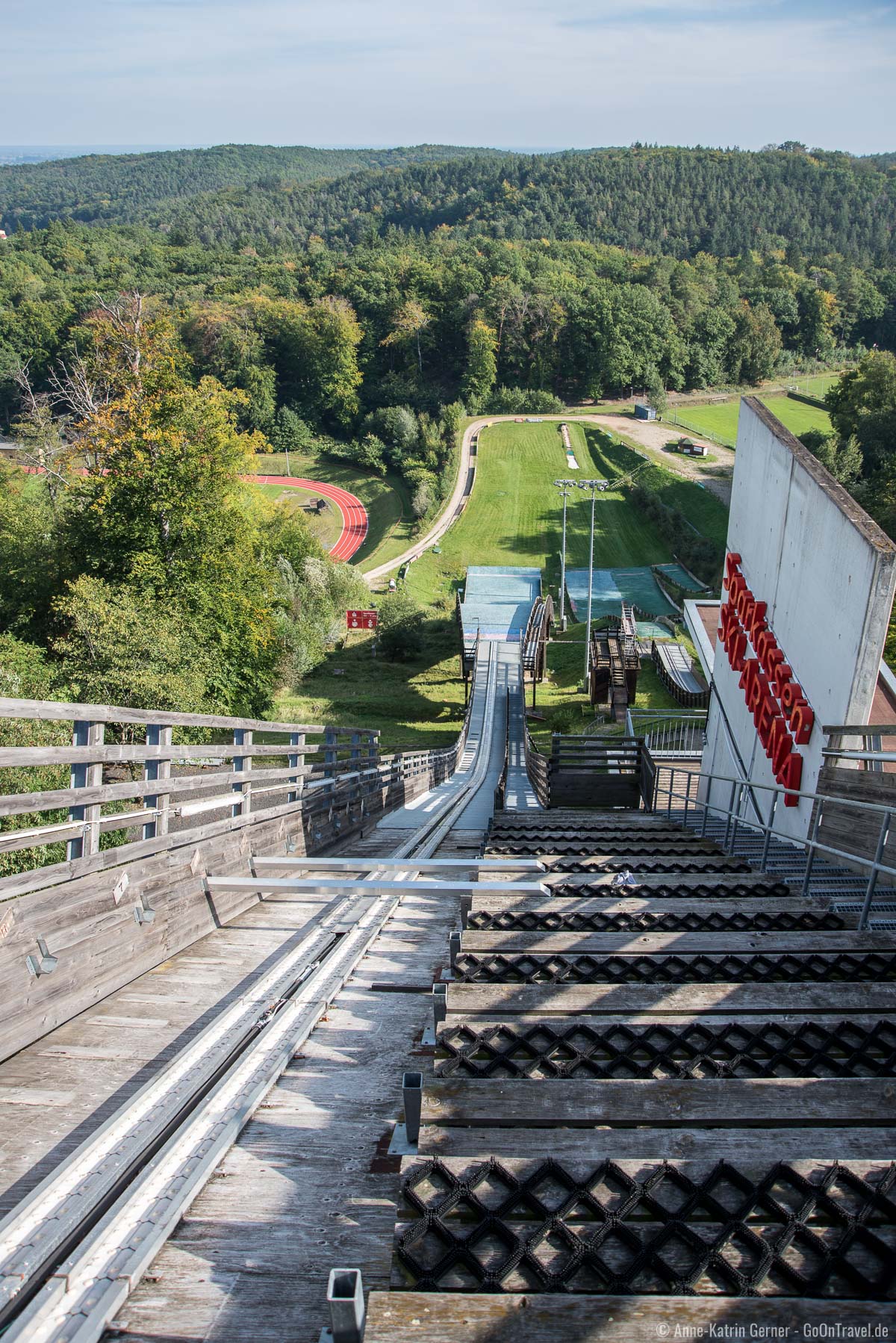 Blick vom Schanzenturm in die Ski-Arena und ins Jahnstadion