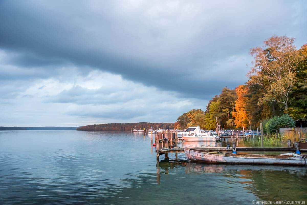 Bootsanleger in Altenhof im Herbstlicht