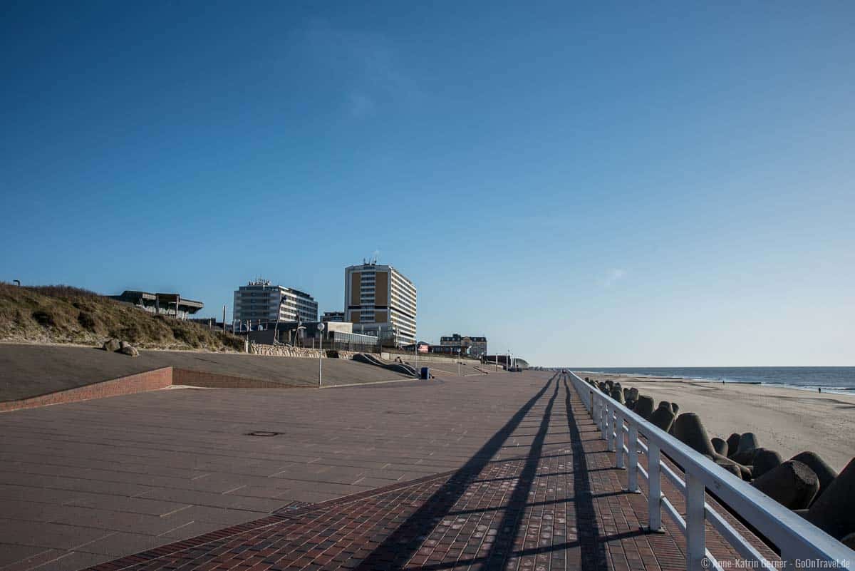 Auf die Promenade von Westerland verirren sich nur wenige Spaziergänger