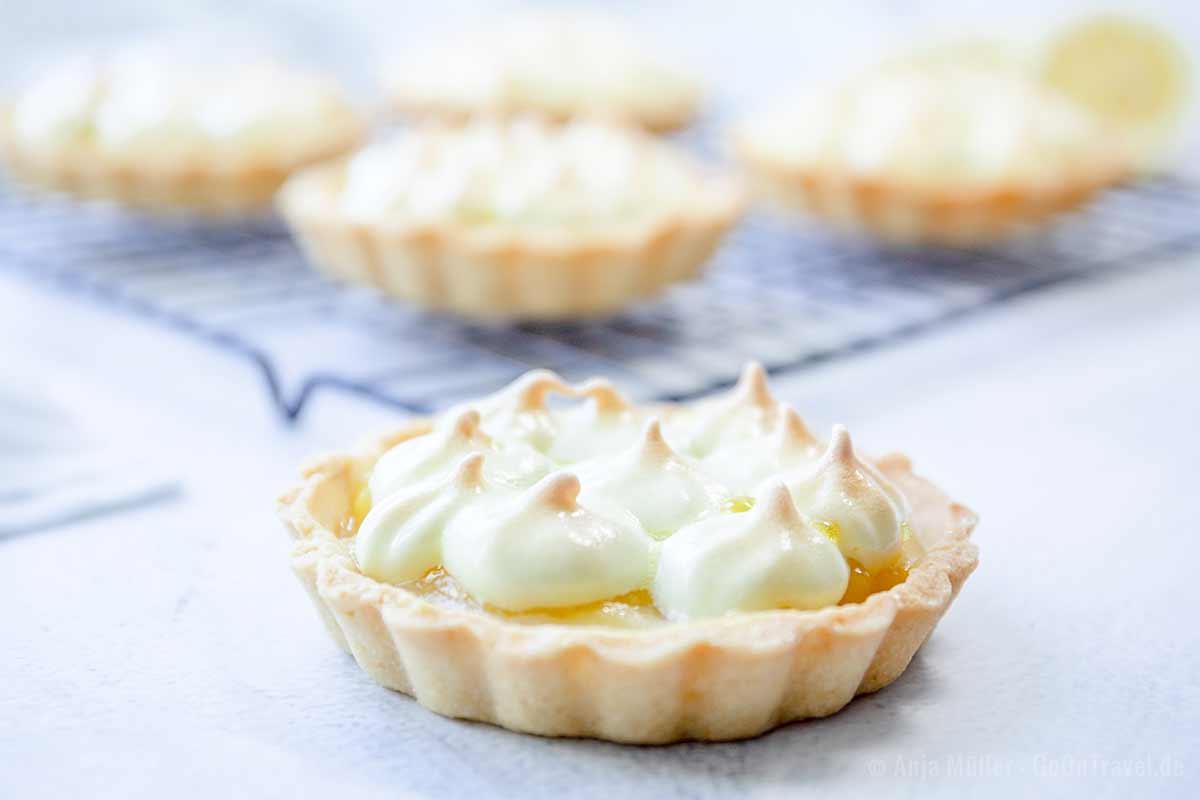 Zitronen Tartelettes sind eine kleine Variante der Tarte au Citron (Zitronentarte).