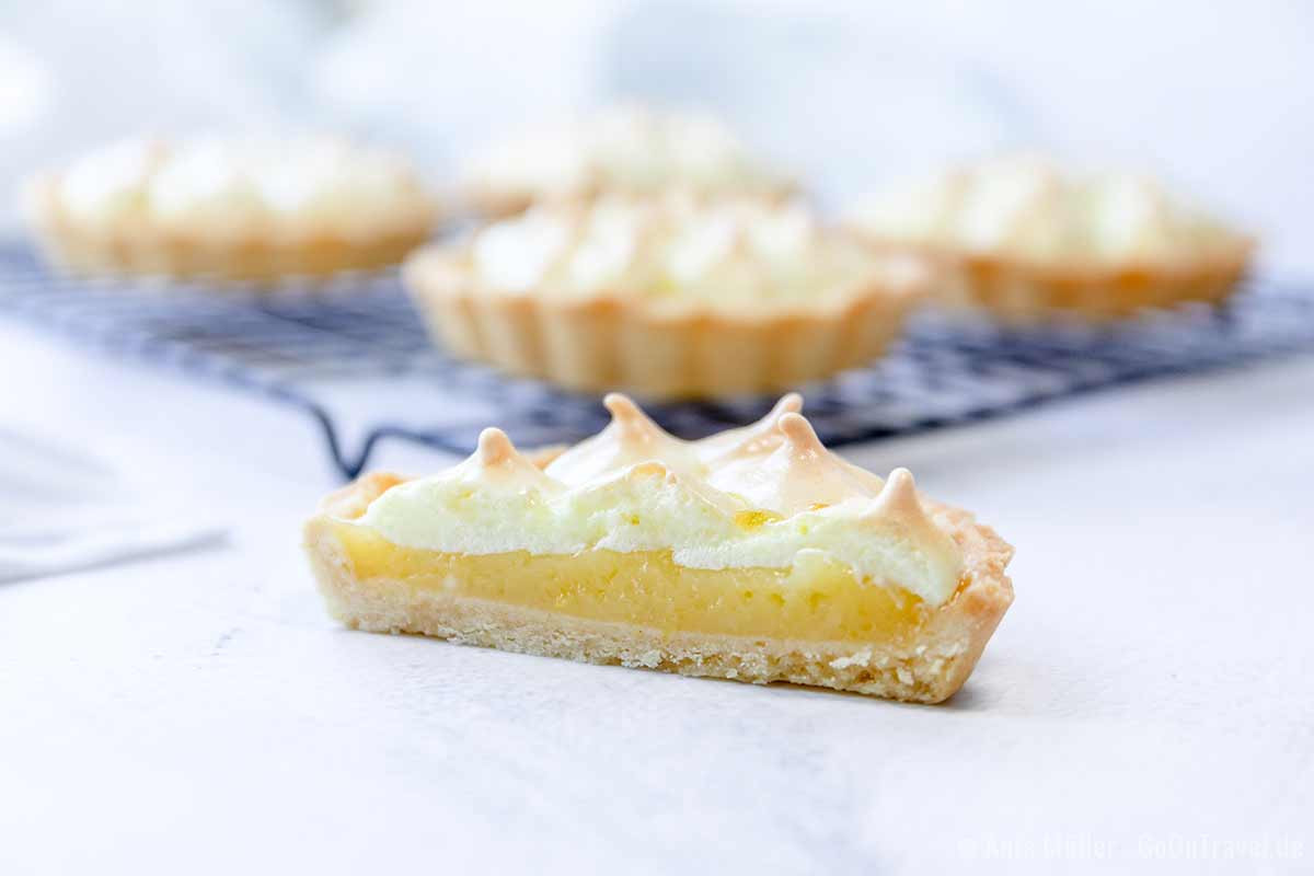 Zitronen Tartelettes bestehen aus Mürbeteig, einer Zitronenfüllung und einer Baiserhaube.