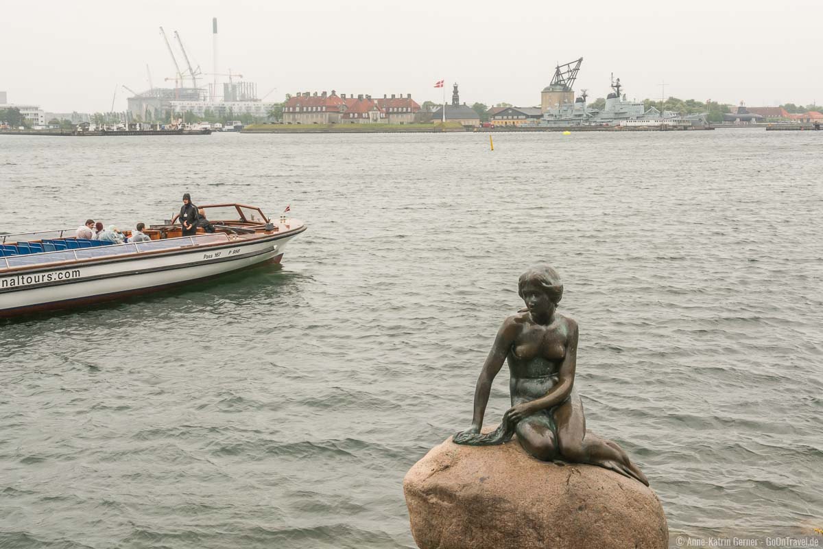 die kleine Meerjungfrau, das Wahrzeichen von Kopenhagen ist gerade bei Regen sehenswert